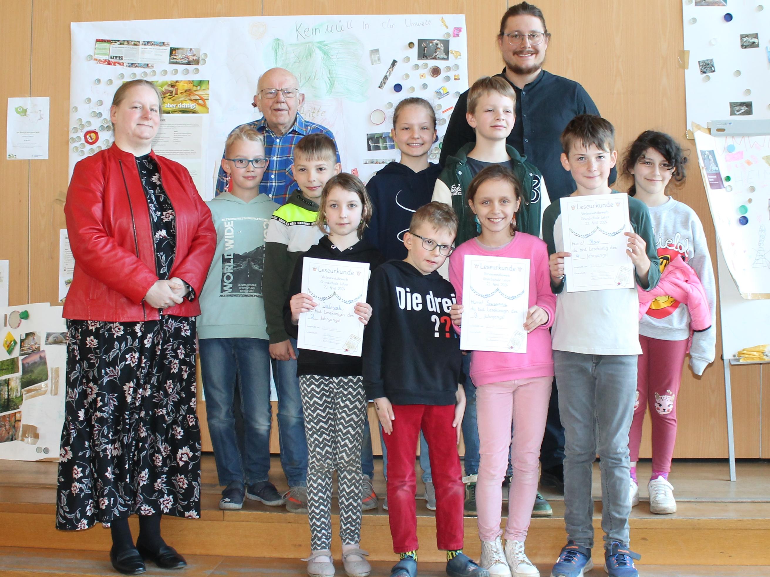 Foto (© Gemeinde Lehre): Alle Teilnehmenden des Vorlese-Wettbewerbs in der Grundschule Lehre und die Jury Diana Siedentopf, Hartwig Möllenberg und Maximilian Hömme.