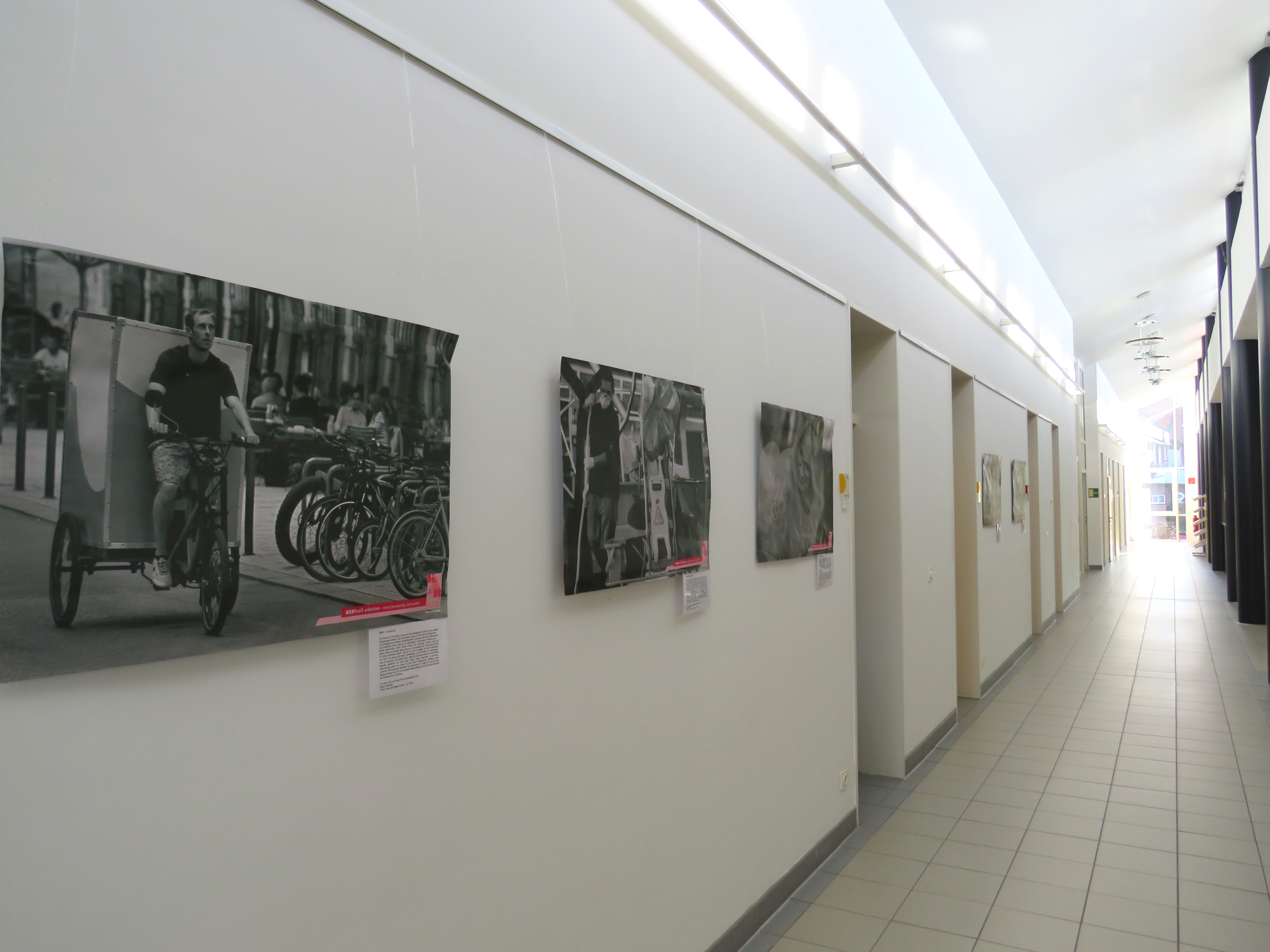 Foto(Gemeinde Lehre): Die Ausstellung "Unsichtbare Kronen" ist vom 29. Februar bis zum 14. März im Obergeschoss des Rathauses zu sehen.